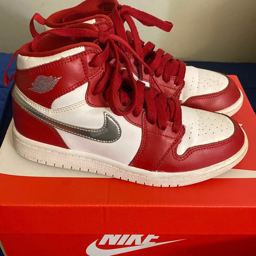 Air Jordan’s 1 red metallic, white and silver (Preschool)